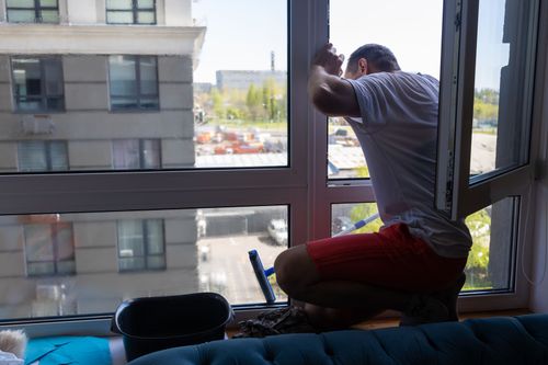 Seitliche Führungsschiene eines Rollladens am Fensterrahmen
